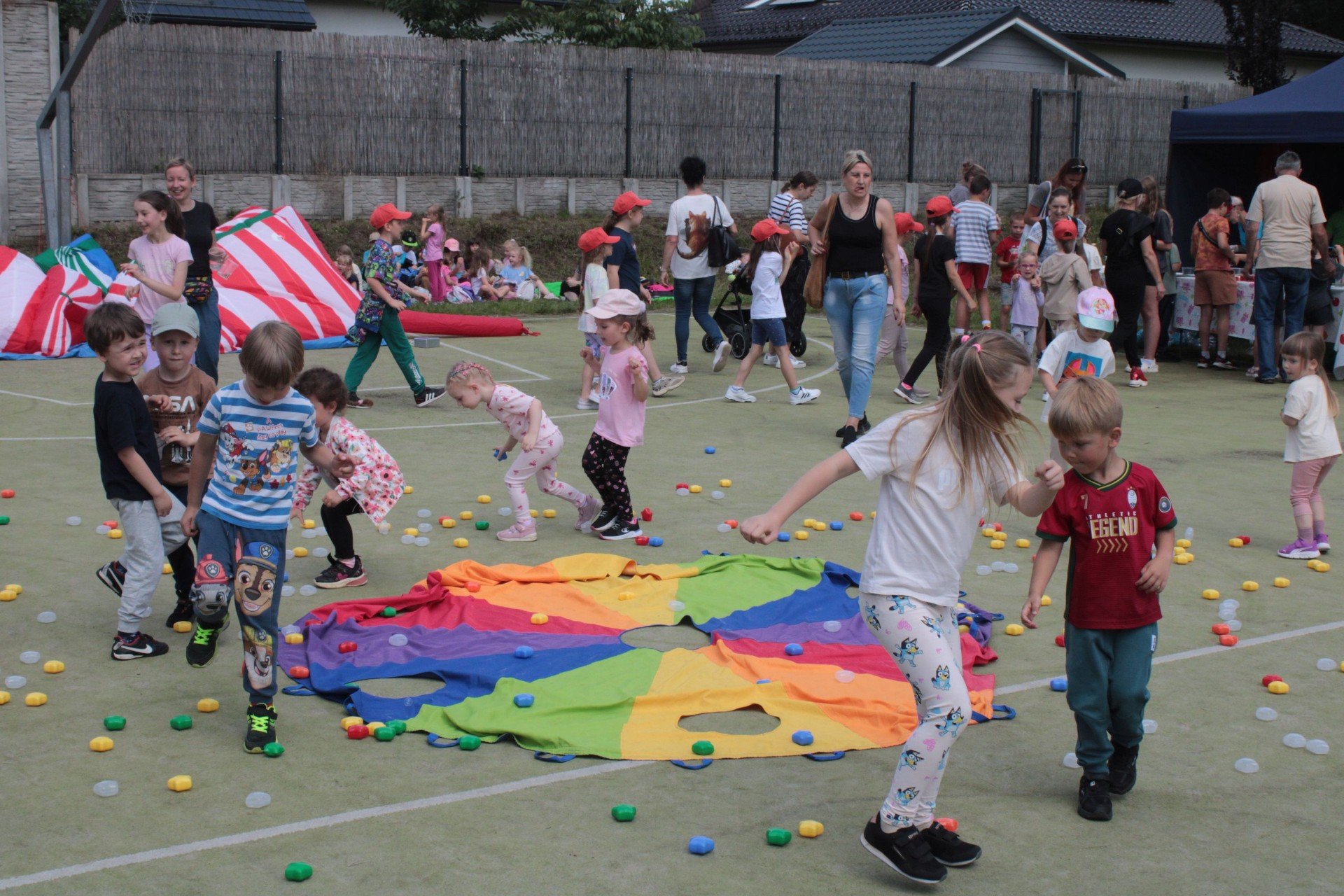 Tańce, dmuchańce i owocowe szaszłyki. Bezpieczne wakacje na Misiowej Dolinie. ZDJĘCIA