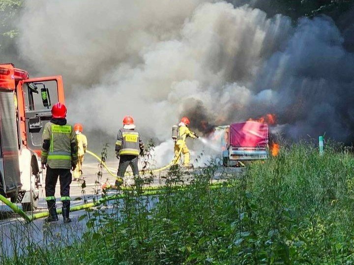 Pożar samochodu na ulicy Słupskiej w Koszalinie. Pojazd spłonął doszczętnie [ZDJĘCIA]