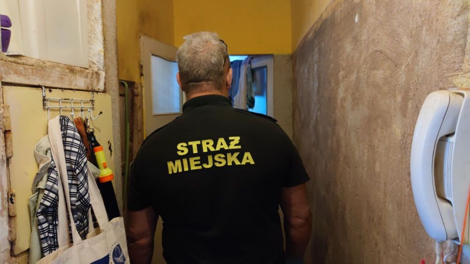 Wracamy dziś do sprawy interwencji przeprowadzonej przez urzędników miejskich, strażników miejskich oraz policję we wtorek na Osiedlu Tysiąclecia w Koszalinie