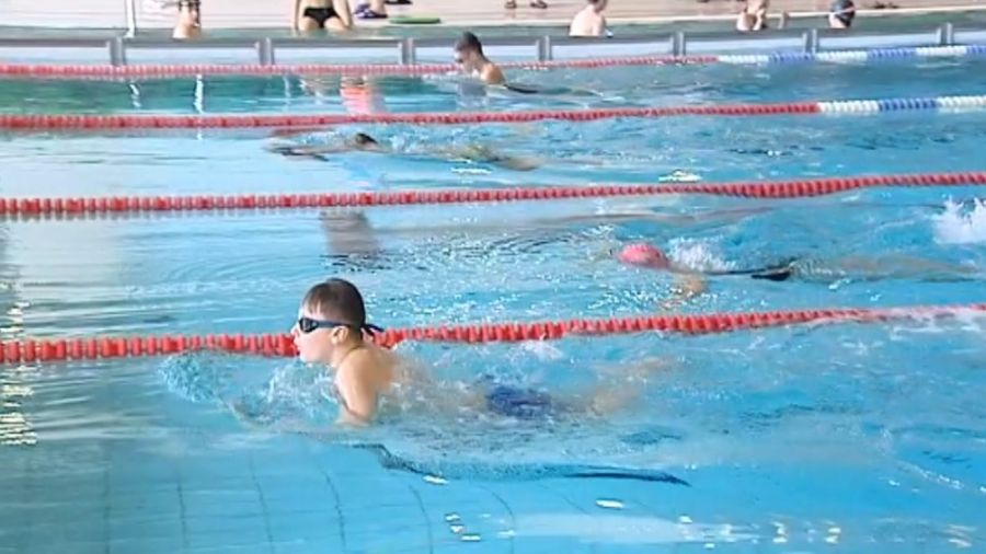 Zmagania pływackie. Zawody dla prawie 200 uczniów z Koszalina i okolic [WIDEO]