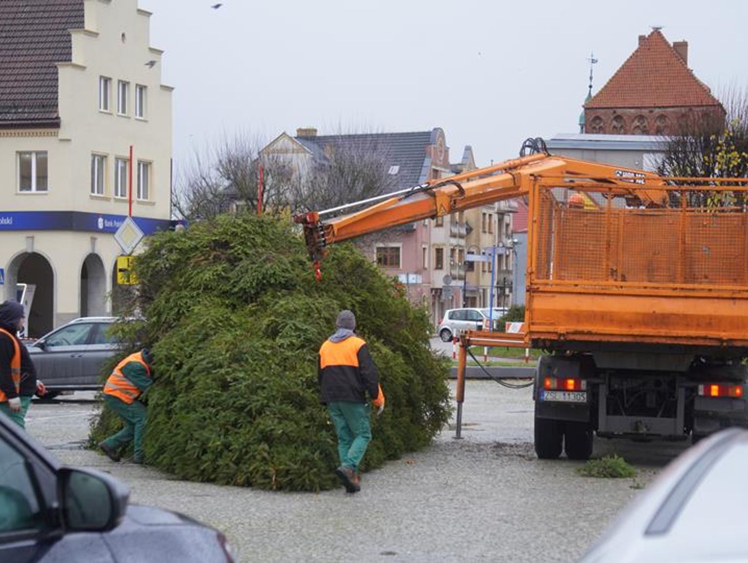 Sławno. Ustawianie świątecznej choinki