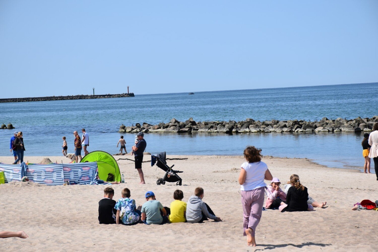 Słońce w Darłowie nad Bałtykiem. Wspaniała plaża kusi i przyciąga. Zdjęcia