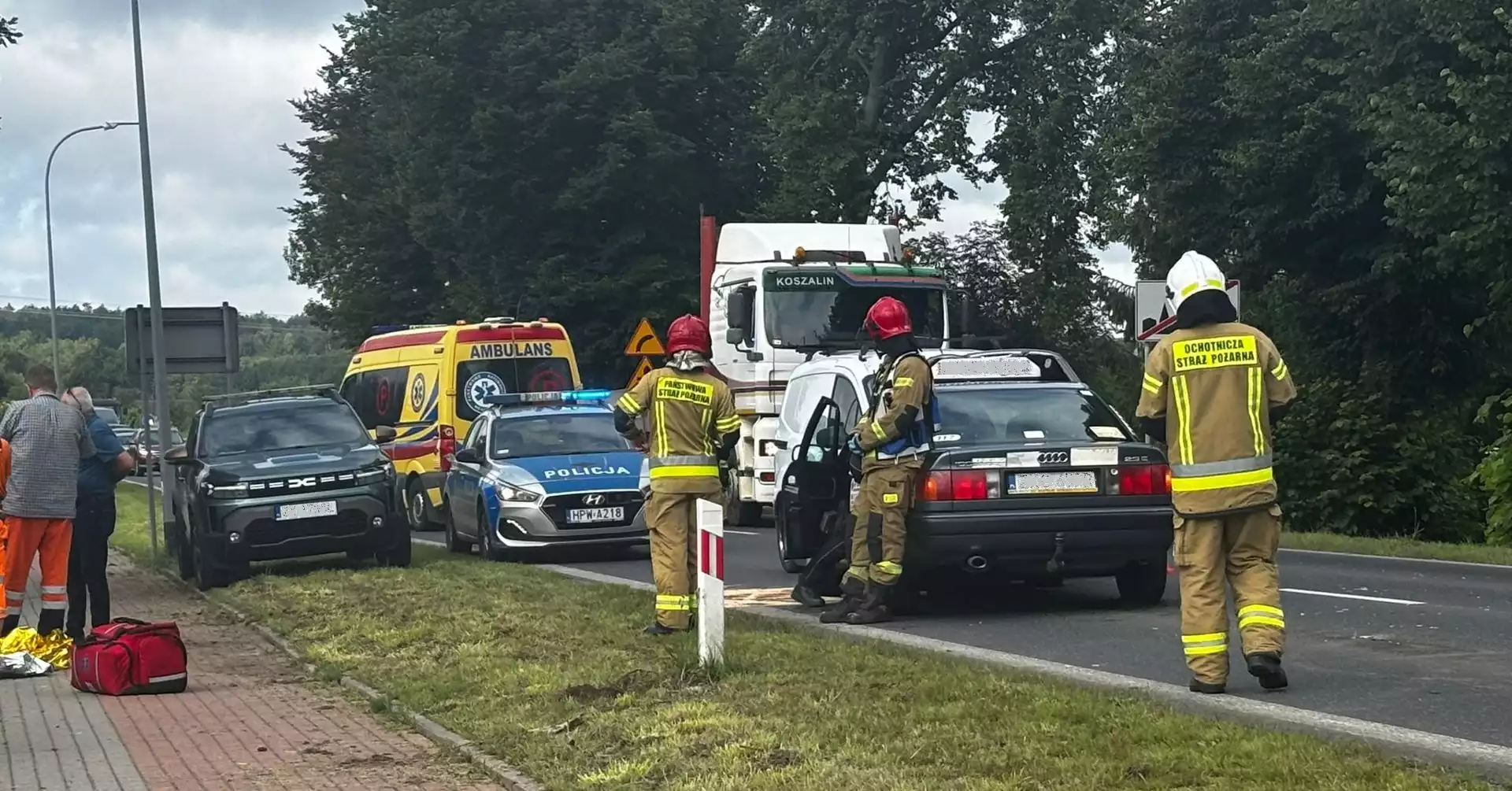 Czołowe zderzenie na starej trasie do Sianowa. Interweniował śmigłowiec LPR [ZDJĘCIA]